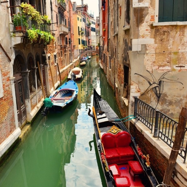 el carnaval de venecia de europa la gente lo celebra y quieren viajar barato y con sorpresa